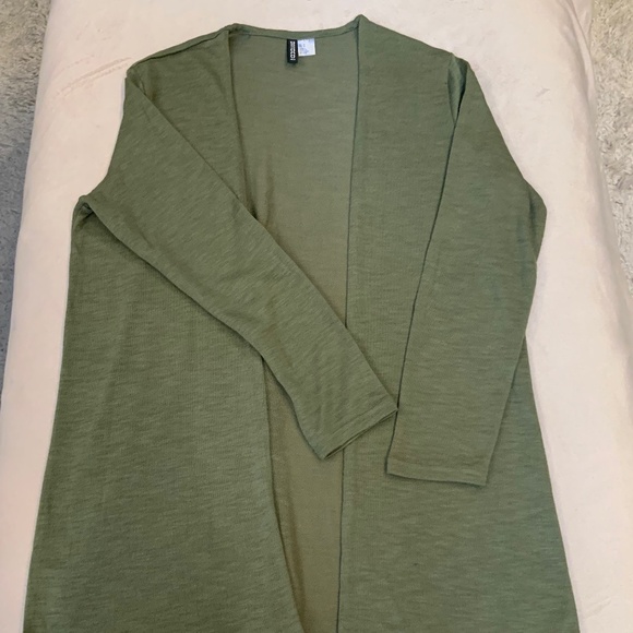 H&M Green M Cardigan Lightweight Cover up Scandi Girl Normcore Minimalist - Picture 1 of 6